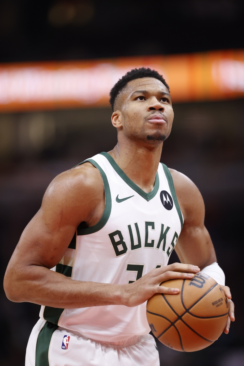 雷霆以132比111大胜独行侠，亚历山大高效砍下33分，延续14连胜。（雷霆132-111轻取独行侠，亚历山大高效轰下33分，豪取14连胜）