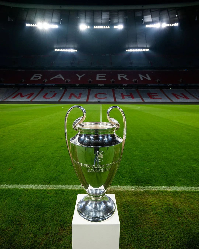 表达崇高敬意，重庆铜梁龙向李章洙赠送冲超纪念球衣（重庆铜梁龙向李章洙赠予冲超纪念球衣，致以崇高敬意）