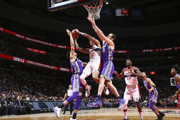 重庆球迷邀请“铁帅”李章洙吃火锅：李章洙很喜欢重庆的麻辣（重庆球迷邀“铁帅”李章洙品火锅：他称赞重庆麻辣）