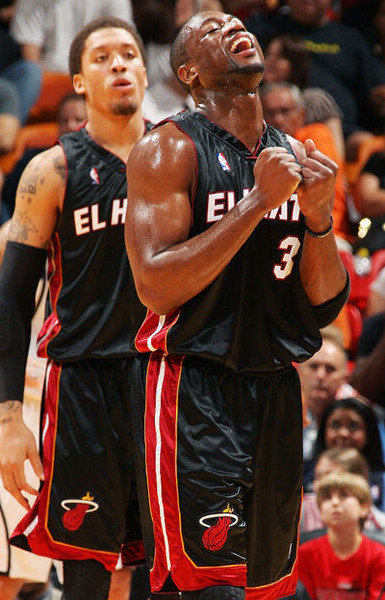 一日英超动向：曼联利物浦难兄难弟，阿森纳领跑态势不可阻挡（英超今日观察：曼联与利物浦同陷低迷，阿森纳强势领跑难以撼动）