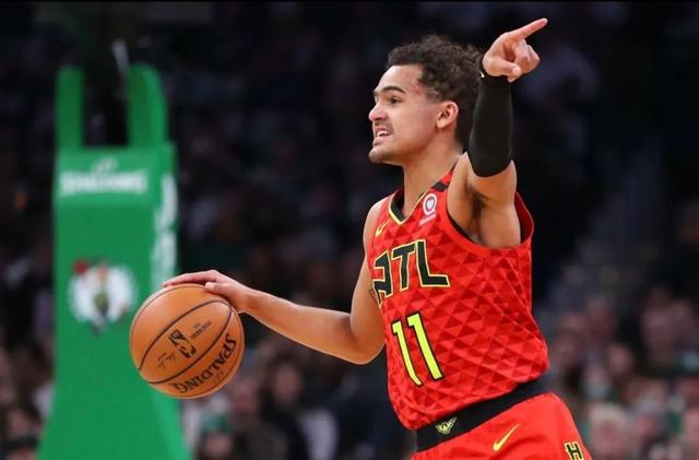 毛彪附体！四川一高校辅导员单刀面对大空门滑倒滚进球网（离谱一幕：四川高校辅导员单刀空门前滑倒，翻滚进球网）