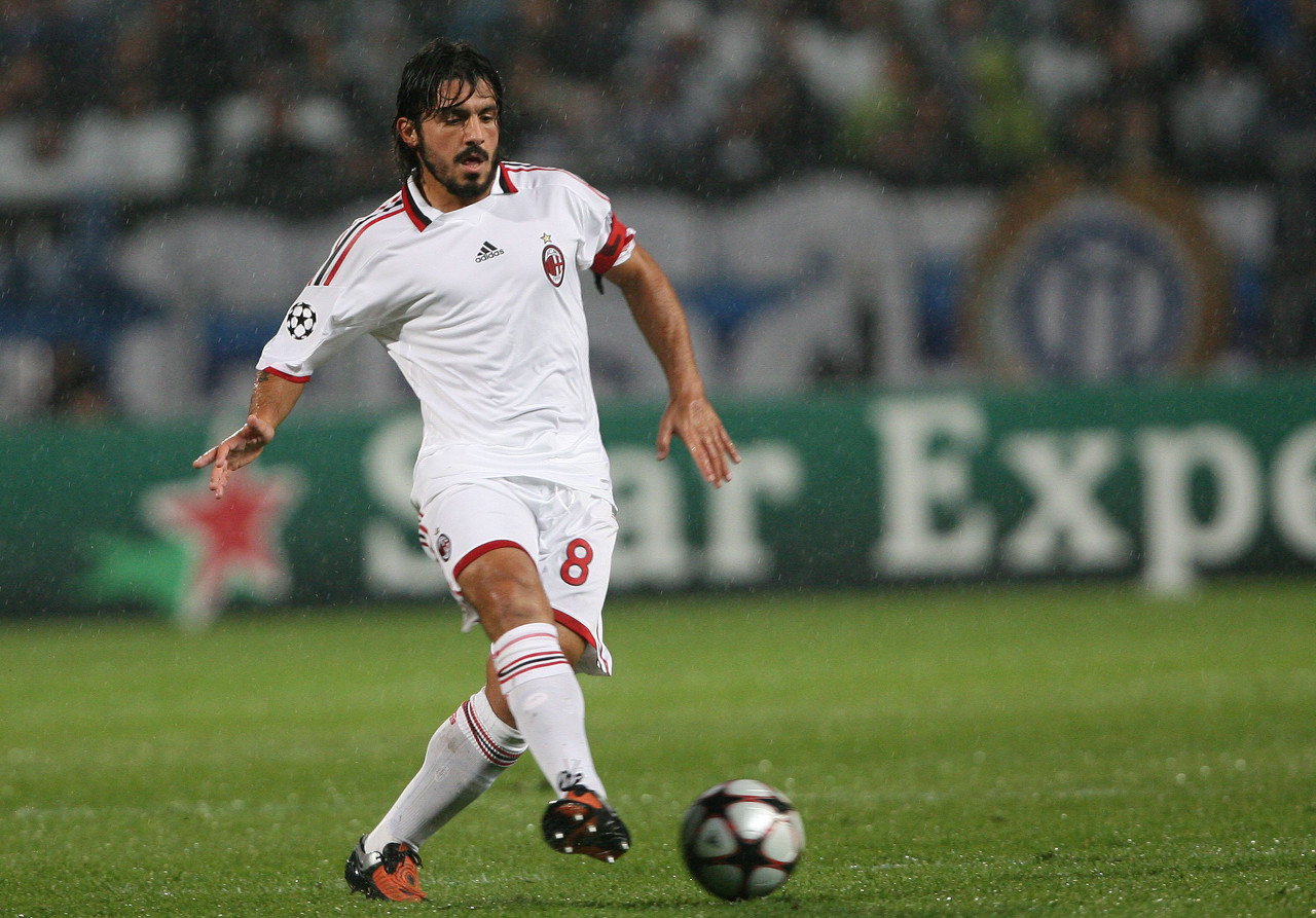 记者：韩鹏仍是泰山主帅，但俱乐部需要找个名义上的“主帅”（记者：韩鹏继续执掌泰山，俱乐部需另找一位名义主帅）