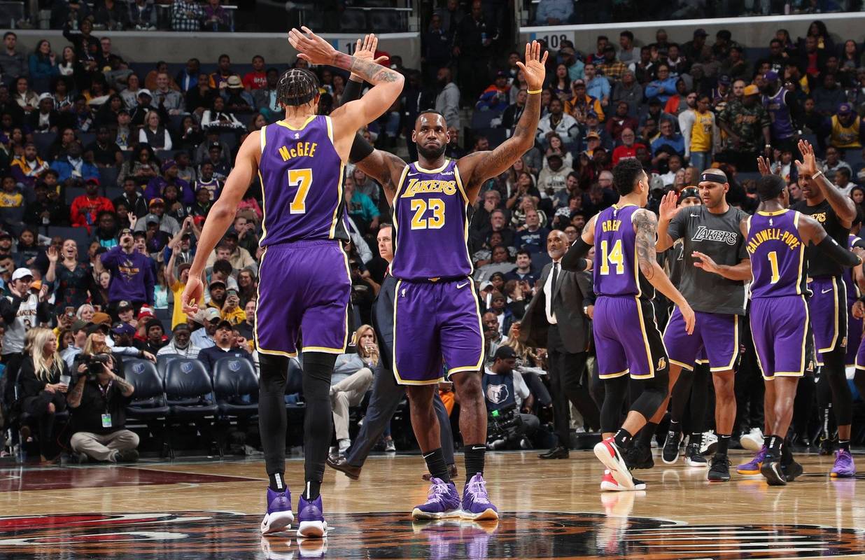 米体：家乡球队维亚雷焦深陷低迷，里皮对球员讲话鼓励他们（米体：维亚雷焦陷入低谷，里皮发声鼓舞球员）