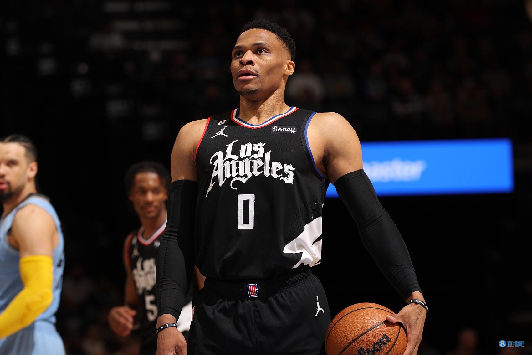 意乙巴里队客场0-5惨败，在返程航班上球迷与球员发生冲突（意乙巴里客场五球惨负，归途航班上球迷与球员爆发冲突）