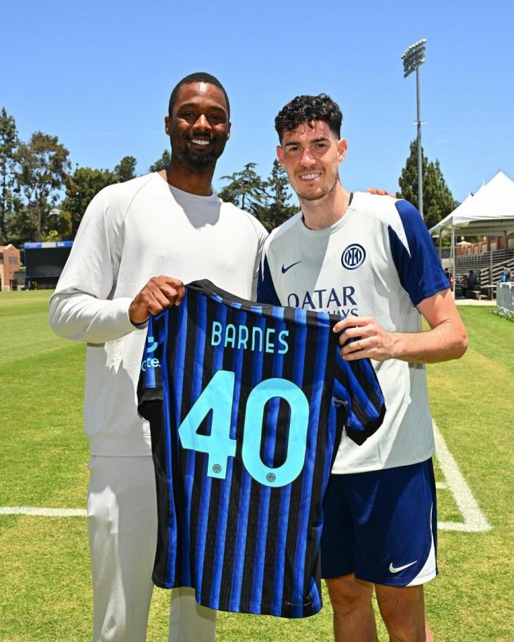 曼联冲击欧冠资格压力巨大（曼联争夺欧冠席位压力山大）